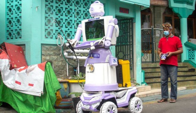 Un robot făcut din vechituri igienizează străzile din Indonezia