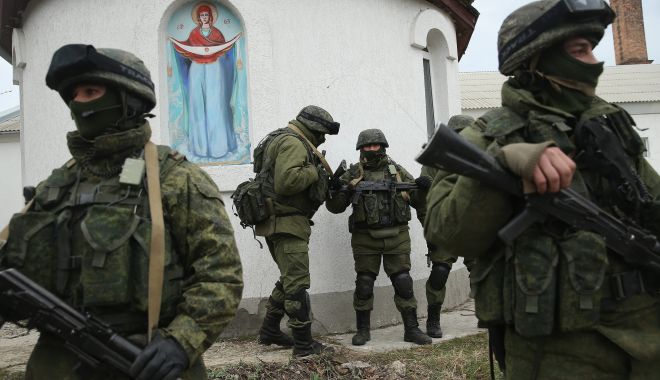Rusia își suplimentează efectivele militare din Crimeea