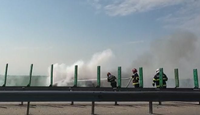 VIDEO. O mașină a luat foc pe A2. Traficul, oprit în totalitate