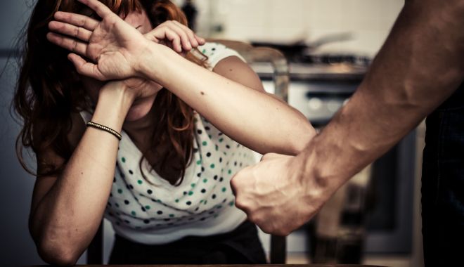 BĂTAIE CRUNTĂ! Bărbat reținut după ce și-a lovit și strâns de gât fosta concubină