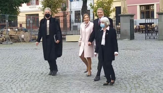 Klaus Iohannis s-a dus la slujbă, la biserică. Presa „neinvitată” a fost ținută afară