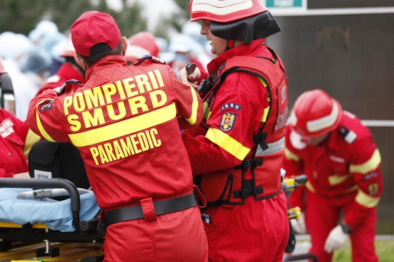 Un bărbat care a agresat membrii unui echipaj SMURD a fost arestat