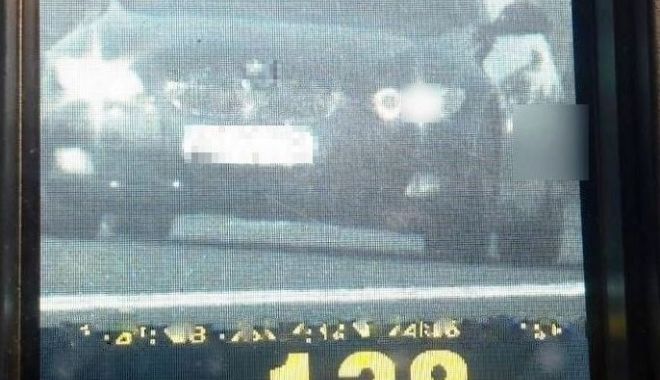 Urmărire ca în filme. Şofer fără permis, cu 138 de km pe oră, în oraşul Năvodari, prins şi încătuşat
