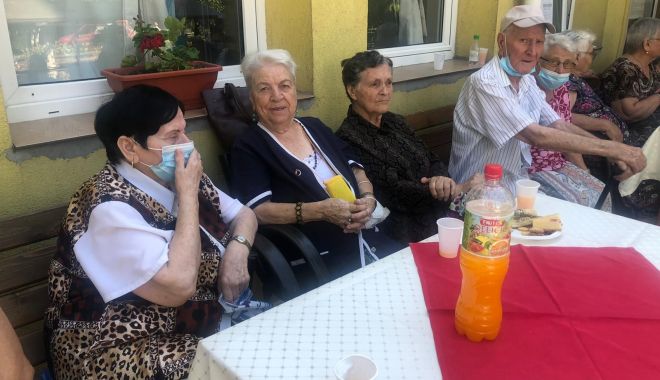 Vârstnicii de la Căminul de bătrâni s-au distrat pe ritmuri elene