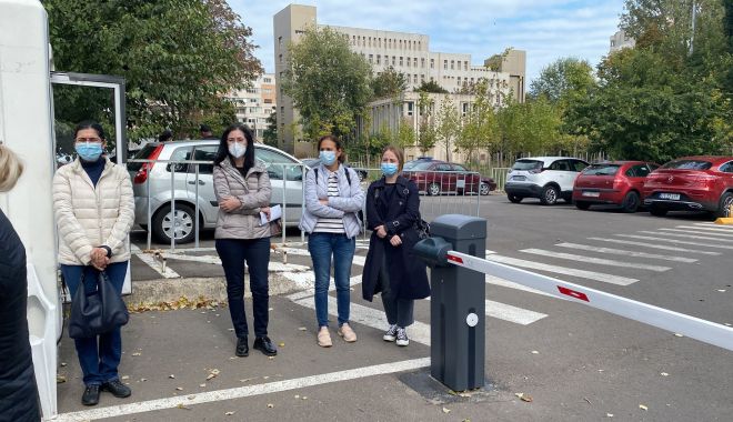 Doctorii Spitalului de Boli Infecțioase, reuniți în curtea unității medicale: "Vrem să ne reluăm activitatea în condiții de siguranță!"
