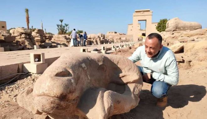 Statui gigantice reprezentând capete de berbeci, descoperite de-a lungul „Caii Sfincșilor", din Luxor