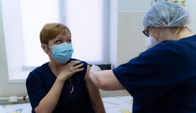 Agenţia Europeană pentru Medicamente nu recomandă, încă, administrarea celei de-a treia doze a vaccinurilor anti-COVID-19