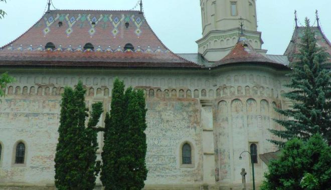 Broşuri anti-vaccin distribuite în Catedrala Arhiepiscopală de la Suceava. "Vedem cu ochii, auzim cu urechile și nu credem!"