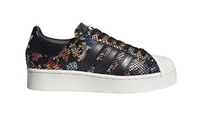 Adidas Superstar, adidașii care te transformă dintr-un om obișnuit într-o vedetă