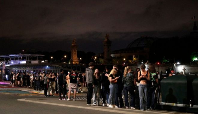 Sute de tineri au fost alungaţi în forţă din centrul Parisului