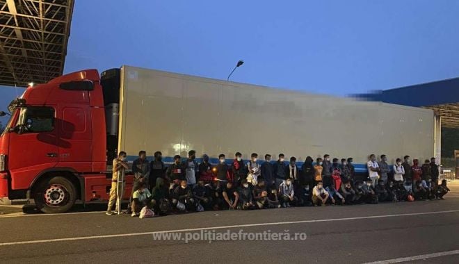 50 de migranți, ascunși în remorca frigorifică a unui camion
