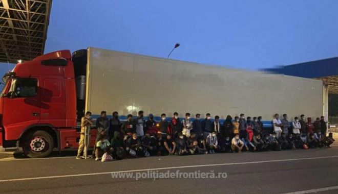 50 de oameni, descoperiți în remorca frigorifică a unui TIR care transporta oase