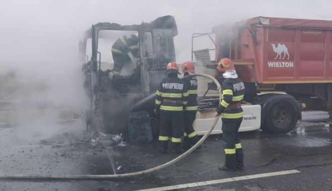 Tir în flăcări, pe autostrada A4. Şoferul s-a salvat