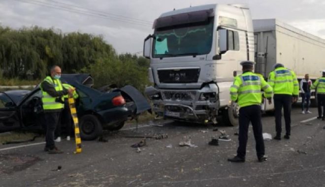 Doi bărbați din Constanța au murit după ce o mașină s-a izbit violent de un TIR