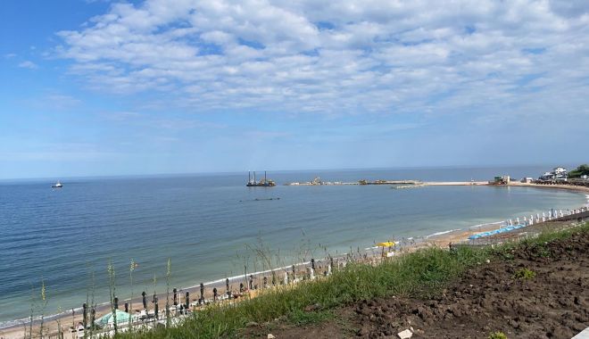 Invazie de alge, pe litoral, la început de sezon. Utilajele lucrează la foc continuu
