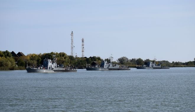 Trageri de luptă, pe fluviul Dunărea. Zece nave la instruire