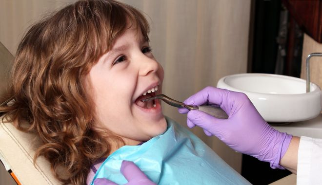 Recomandarea specialistului - Copiii trebuie duși la un medic dentist de la 7-8 ani