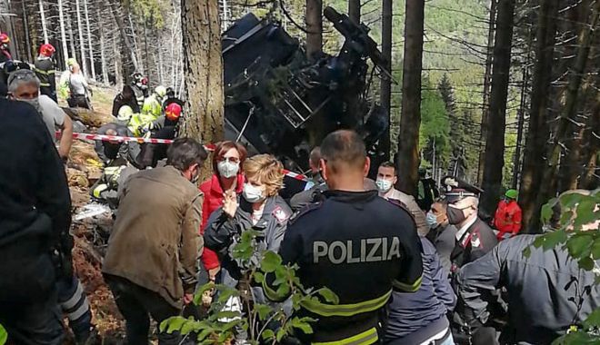 Trei persoane au fost arestate după prăbuşirea telecabinei din Italia