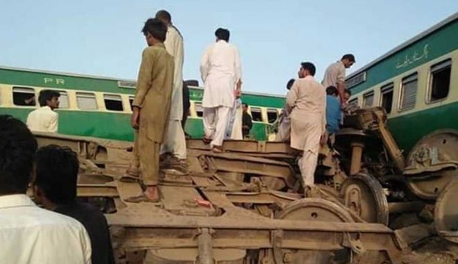 Cel puțin 30 de oameni au murit după ce două trenuri au intrat în coliziune, în Pakistan