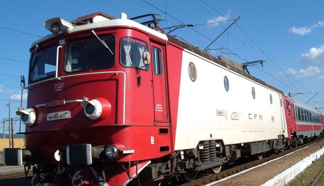 Autoturism lovit de tren, o femeie ranita grav. Soferul a fugit de la fata locului