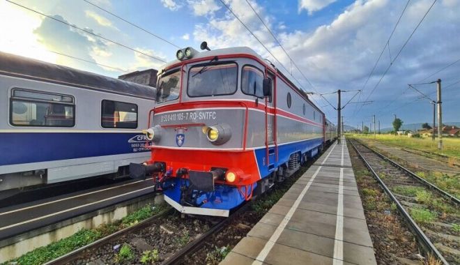 Mașină suspendată pe șinele de tren. Traficul feroviar către Brașov este blocat