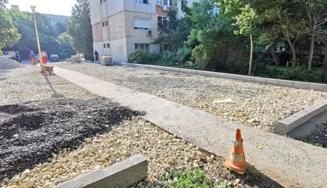 Trotuare şi locuri noi de parcare, în zona Dacia