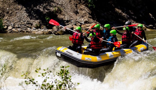 Aventură şi adrenalină pe Bâsca Mare la rafting