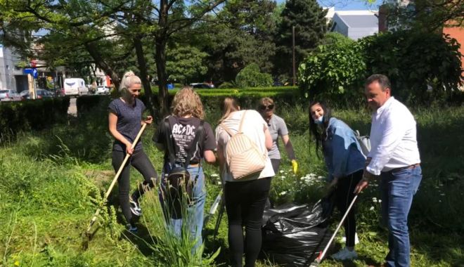 Pentru un oraș curat! Acțiune voluntară de ecologizare la Universitatea Maritimă Constanța