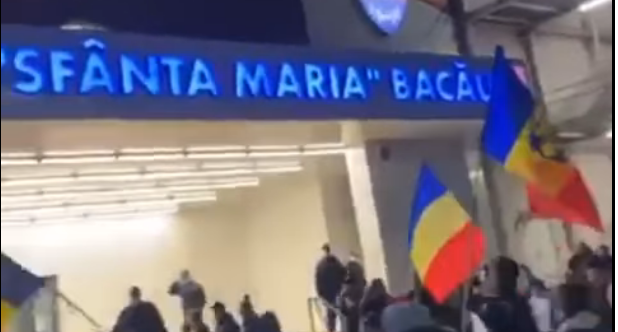 Protestanţii din Bacău au strigat ”Hoții” și ”Asasinii” în fața spitalului municipal