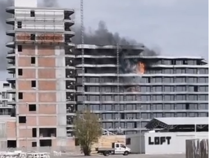 VIDEO. Un bloc din staţiunea Mamaia a luat foc