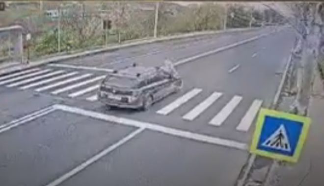 VIDEO. O femeie, spulberată de o mașină pe o trecere de pietoni din Cernavodă