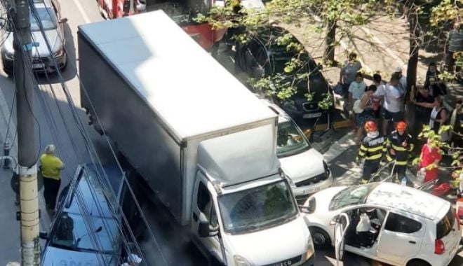 ACCIDENT ÎN CENTRUL CONSTANȚEI. TREI MAȘINI IMPLICATE, O TÂNĂRĂ A AJUNS LA SPITAL