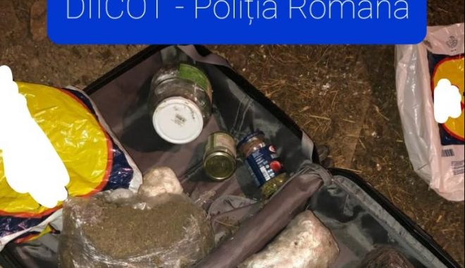 Reținuți pentru TRAFIC DE DROGURI. Au încercat să ascundă o geantă plină cu ecstasy și cannabis