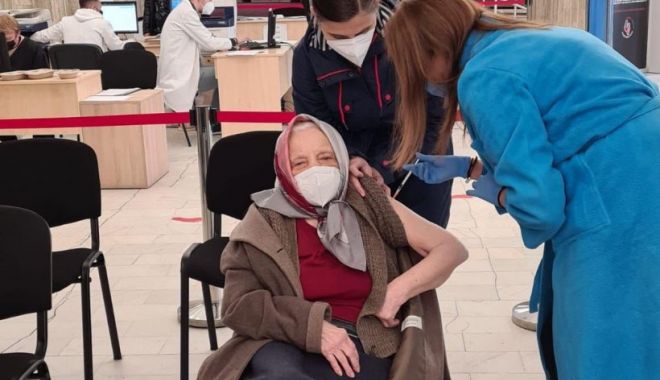 O femeie de 105 ani, din Bucureşti, s-a vaccinat cu a treia doză de vaccin