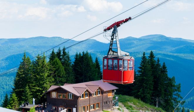 Staţiunile montane sunt monitorizate, în acest weekend, de la bordul unui elicopter