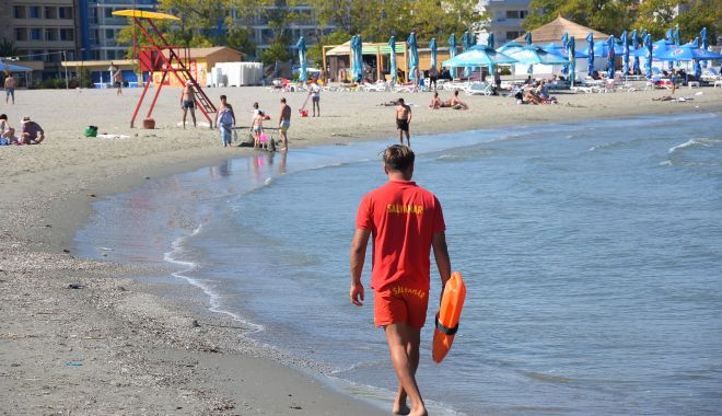 VÂNT PUTERNIC pe litoral. Respectaţi steagurile arborate şi indicaţiile salvamarilor!