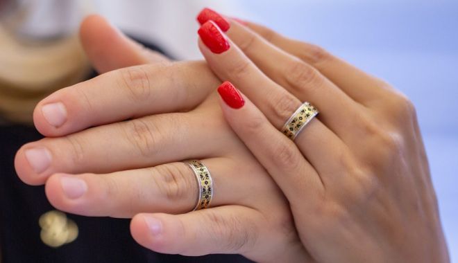 O tânără de 19 de ani s-a căsătorit cu un bărbat cu 42 de ani mai mare decât ea