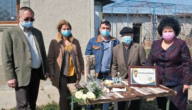 Veteranul Ioan Ceapă, sărbătorit de primarul Mariana Gâju, la împlinirea a 104 ani