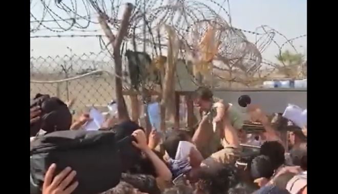 VIDEO / Mamele disperate îşi aruncă copiii peste gardul de sârmă ghimpată la Kabul, implorând soldații să îi salveze