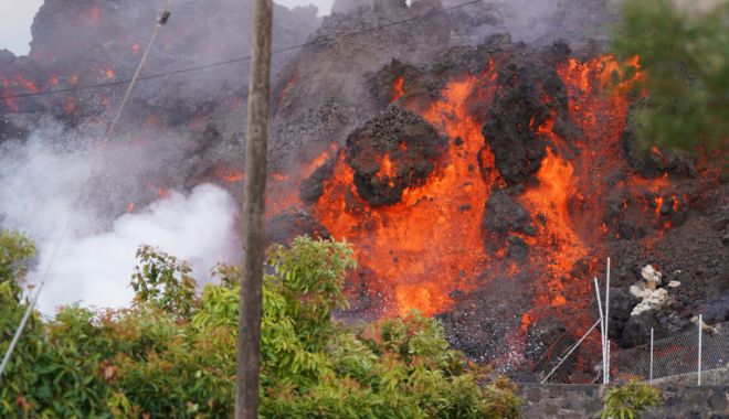 Vulcanul de pe insula spaniolă La Palma a început sa expulzeze din nou lavă și fum