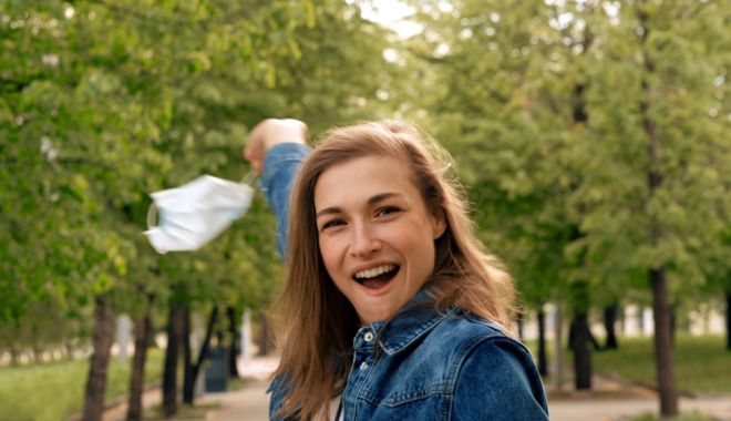 Ar putea persoanele vaccinate anti-COVID cu două doze să renunțe la măști în spații închise?