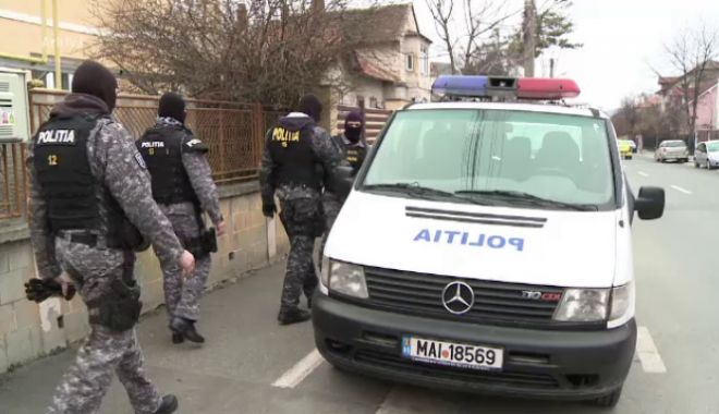 Fost polițist de la DNA, trimis în judecată pentru luare de mită