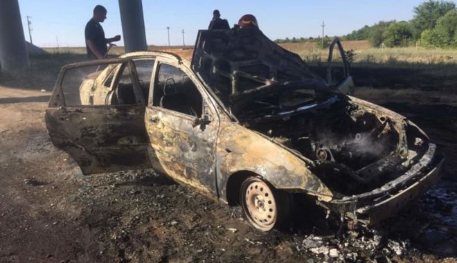 Mașină furată și INCENDIATĂ, la marginea pădurii din Rasova. Suspecții au fost reținuți