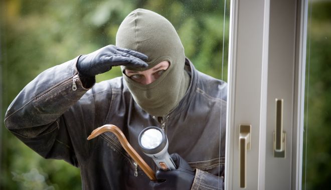Furt din locuința unui bărbat de 79 de ani. Suspectul a fost prins!