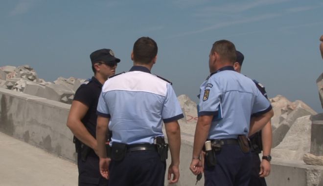 Carduri bancare și un telefon, furate de pe șezlong. Suspectă depistată după o lună!