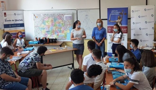Polițiștii au vizitat copiii aflați în vacanță în taberele din Costinești