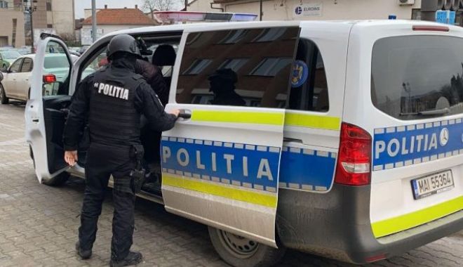 REȚINUȚI PENTRU TÂLHĂRIE: au lovit victima și i-au luat telefonul mobil