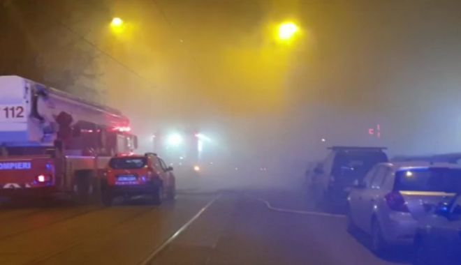 Incendiu puternic în București. Pompierii au intervenit cu 12 autospeciale