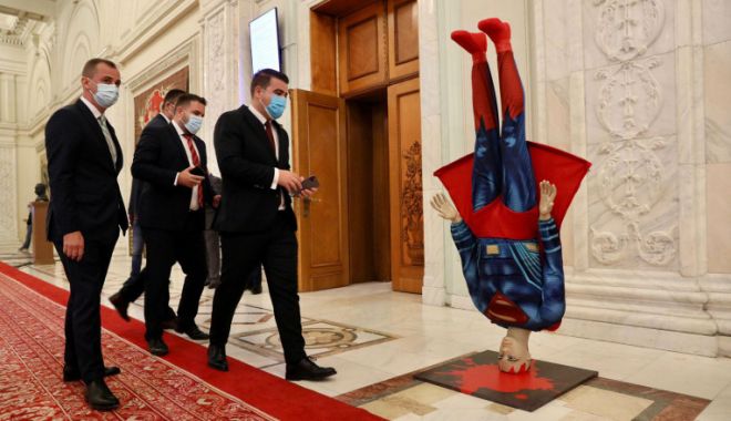Gest neaşteptat al reprezentanţilor PSD. Au adus în Parlament un Superman cu capul în jos
