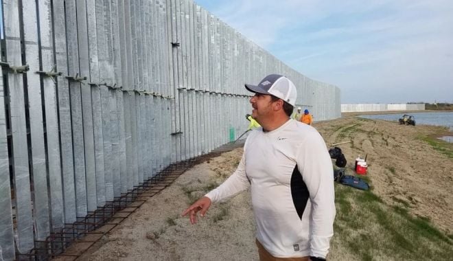 Zidul de la graniţa cu Mexic a fost scos la vânzare
